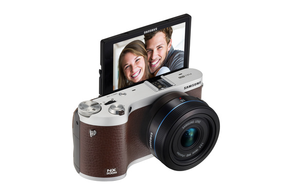 Samsungin ensimminen Tizen-laite on jo myynniss: NX300M-kamera